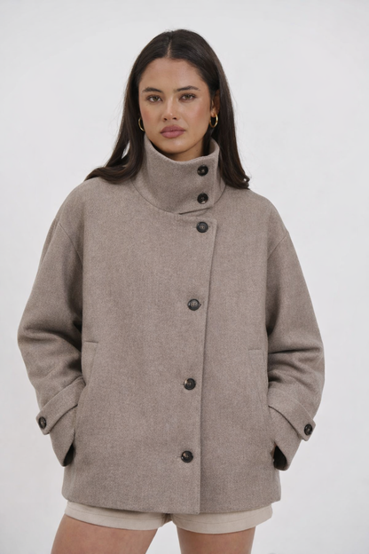 Cappotto con collo alto in lana testurizzata